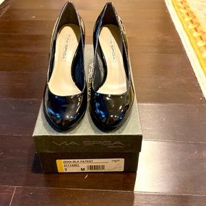 Never worn Via Spiga black pumps